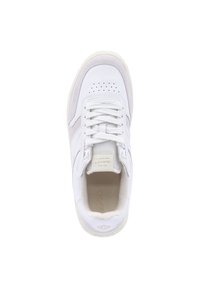 Weißer Sneaker mit glattem Lederoberteil, perforierter Zehenpartie, grauen Akzenten und einfarbigen Schnürsenkeln. Goldene Markierung auf der Innenseite der Zunge. Klassisches Design.