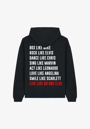 Felpa nera con cappuccio caratterizzata da testo bianco e rosso sulla schiena, che elenca frasi con figure di spicco, presentando una texture morbida e una vestibilità standard.