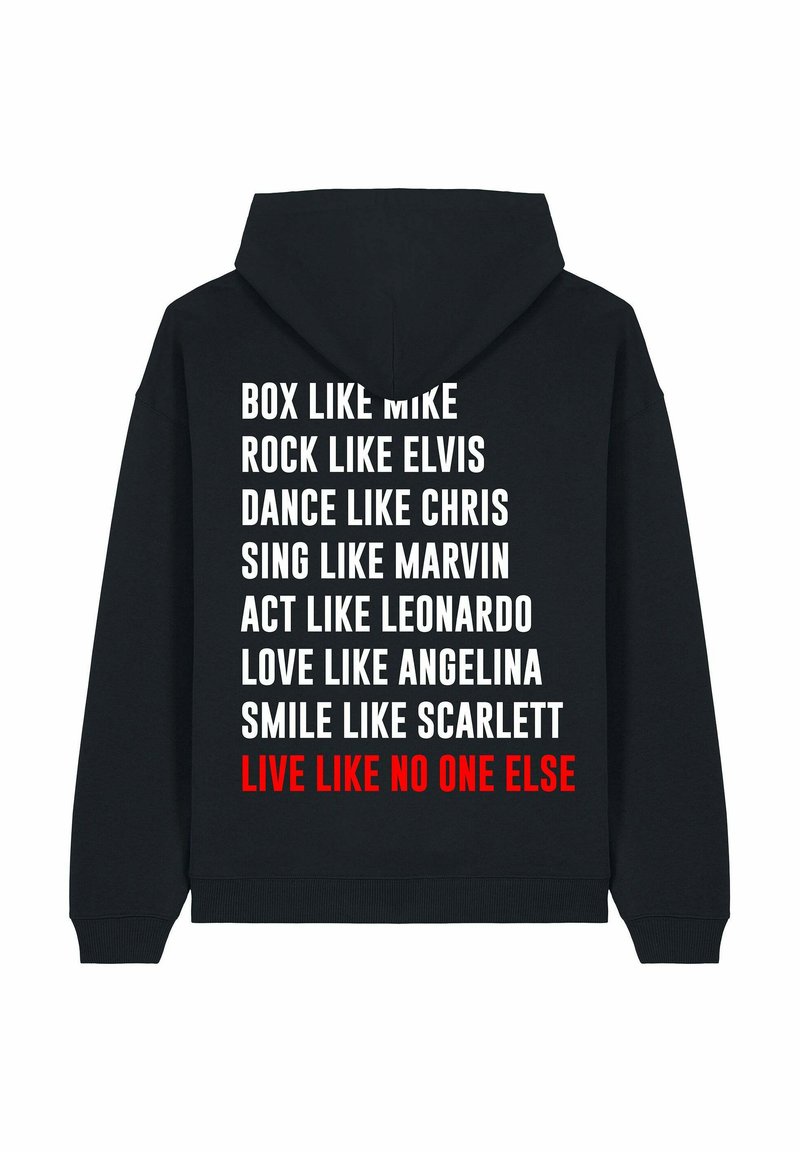 Felpa nera con cappuccio caratterizzata da testo bianco e rosso sulla schiena, che elenca frasi con figure di spicco, presentando una texture morbida e una vestibilità standard.