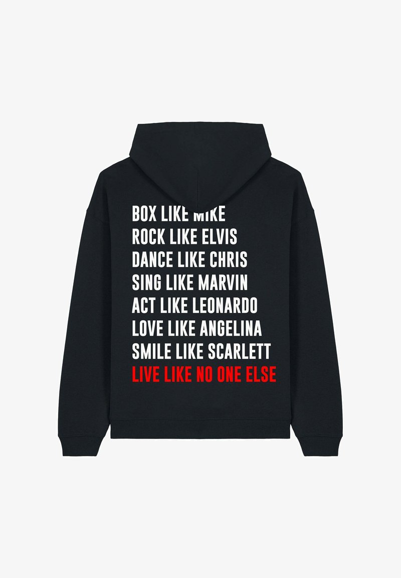 Sweat-shirt à capuche noir avec un texte blanc et rouge au dos, énumérant des phrases avec des personnalités notables. Elle affiche une texture douce et une coupe standard.