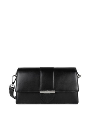Borsa a tracolla in pelle nera con design strutturato, dotata di chiusura a pattina e hardware metallico. Incluso un cinturino regolabile.