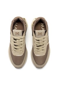 Sneaker beige e marroni realizzati in rete e suede, con lacci, suola testurizzata e logo in rilievo sulla linguetta.