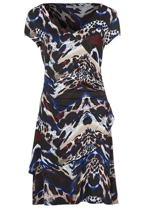 Robe à manches courtes avec un design enveloppant, arborant un motif abstrait audacieux en bleu, noir, blanc et rouge, fabriquée en tissu doux et extensible.