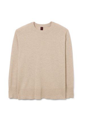 Pull beige en tricot doux, avec un col ras du cou, des manches longues, des poignets côtelés et une coupe légèrement décontractée.