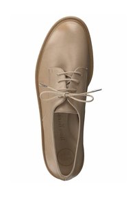Chaussure en cuir beige avec un bout arrondi, un design à lacets et des détails de couture subtils. Dotée d'une semelle intérieure confortable marquée "SUPER SOFT."