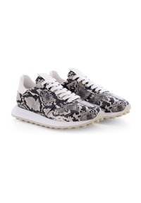 Sneaker mit einem schwarz-weißen Schlangendruckmuster, einer weißen Gummisohle und Schnürsenkeln. Glatte Textur, sportliches Design.