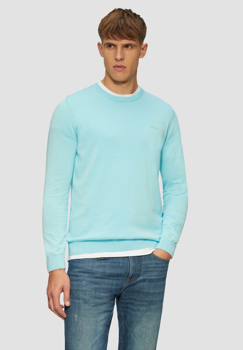 Lichtblauwe, crew-neck sweater van zachte stof, met lange mouwen en een slim fit ontwerp; witte accent aan de kraag.