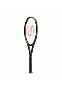Zwarte tennisracket met een ronde kop, witte snaren en rood logo in het midden. Textuur grip in zwart voor comfort. Lichtgewicht ontwerp.