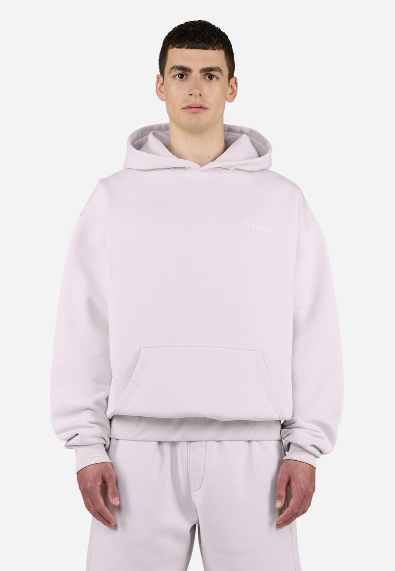 Sweatshirt à capuche rose clair en tissu doux. Comprend une poche kangourou à l'avant, des poignets côtelés et un petit logo sur la poitrine.