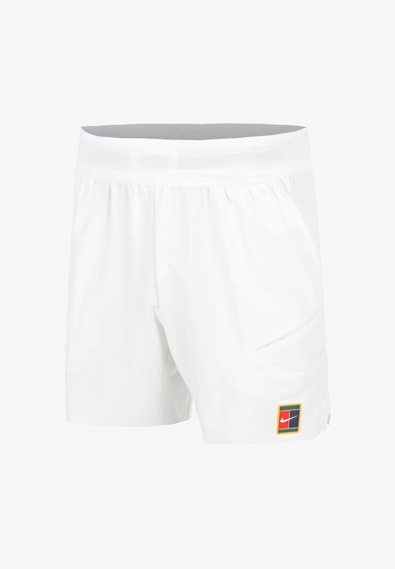 Pantalones cortos deportivos blancos hechos de tela ligera, con una cinturilla de malla, un bolsillo lateral en ángulo y un parche del logo de Nike multicolor.
