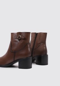 Sandra Fontán Boots à talons - camel