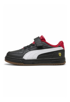 Sort og rød sneaker med hvid Puma-stribe, velcrobånd og Ferrari-logo på hælen, vist i sideprofil på hvid baggrund.