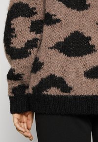 Vero Moda Petite Kofta - brown