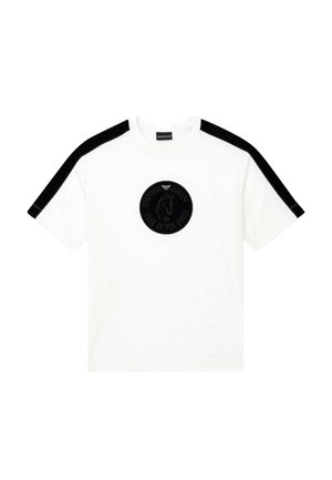 Biały t-shirt z krótkim rękawem z czarnymi paskami na ramionach i centralnym czarnym okrągłym logo z konturem konia i tekstem.
