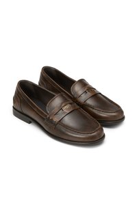 Bruine leren loafers met een dubbele riemontwerp, gestikte details en een lage profielzool. Opvallend gouden logoaccent aan de zijkant.
