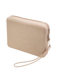 Cofanetto cosmetico rettangolare in glitter dorato con superficie texturizzata, chiusura con zip e cinturino da polso. Logo impresso lateralmente.