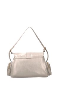 Borsa a mano di colore argento metallizzato con una forma strutturata, tasche laterali doppie e una tracolla rimovibile. Texture liscia con hardware minimale.