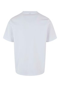 Hvid kortærmet t-shirt lavet af bomuld. Rund halsudskæring, afslappet pasform, glat tekstur uden distinkte mønstre eller accenter.