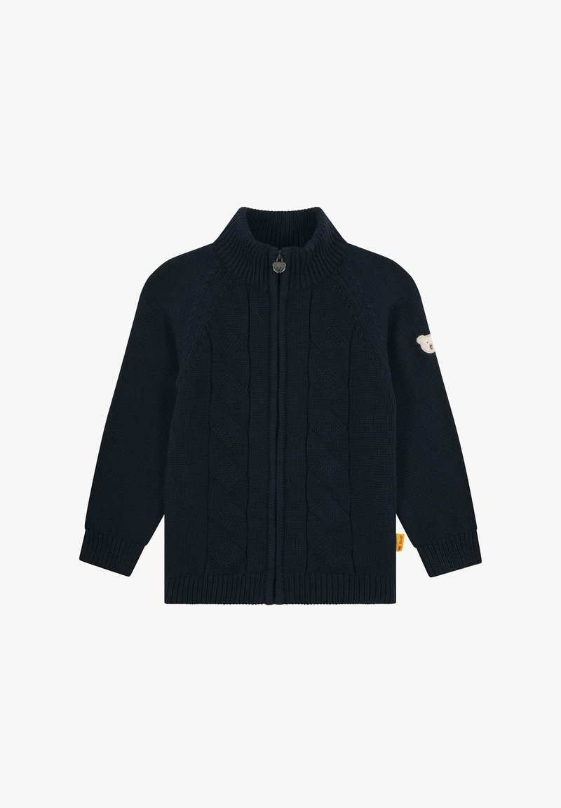 Navy gestrickte Strickjacke mit hohem Kragen, vollem Reißverschluss, Zopfmuster und einem Bärenemblem auf dem linken Arm. Gerippte Bündchen und Saum.