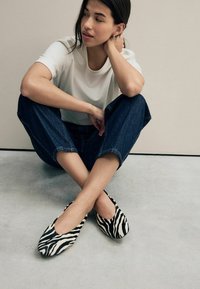 Next REGULAR FIT - FOREVER COMFORT  ROUND TOE - Ballerine - zebra