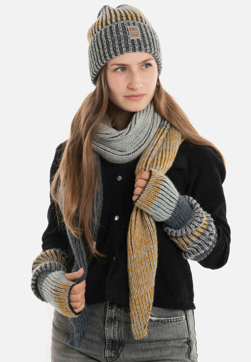 Knit Factory REMY - Muts - frosty clay