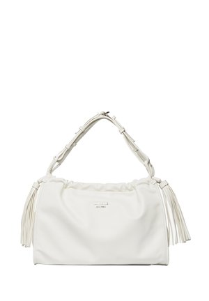 Sac à main en cuir blanc avec un haut froncé, des accents à franges sur les côtés et une forme structurée. Il présente une plaque logo sur le devant.