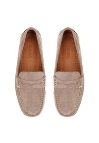 Beige suède loafers met een zachte textuur, voorzien van een gestikte accent over de wreef, en een gewatteerde leren binnenzool met perforaties.