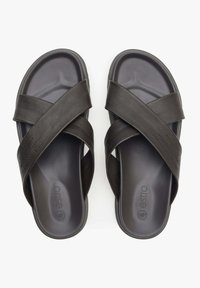 Czarne skórzane klapki z przekrzyżowanym paskiem, charakteryzujące się gładką fakturą i wyściełanym wnętrzem dla komfortu.