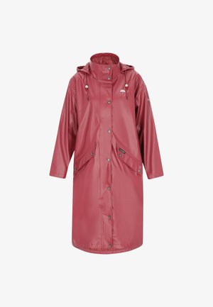 Piros vízálló esőkabát kapucnival, patentos záródással, két oldalsó zsebével és húzózsinóros részletekkel. Simaságával és fényes textúrájával tűnik ki.