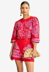 Love & Roses REGULAR FIT - Šortai - red paisley