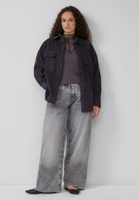 Overmaatse donkerpaarse corduroy shirt met twee borstzakken, grijze wijde jeans en zwarte ballerina's. Smooth textuur en ontspannen pasvorm.