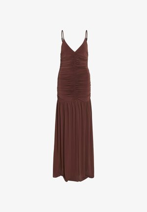 Robe longue marron sans manches avec bretelles spaghetti, corsage froncé, taille cintrée et jupe plissée fluide.