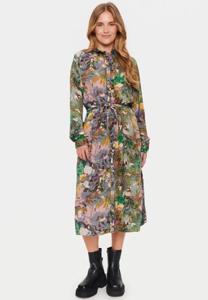 Rochie lungă, cu nasturi, cu un model floral colorat, având talie ajustată și mâneci lungi. Fabricată dintr-un material ușor, cu o textură moale.