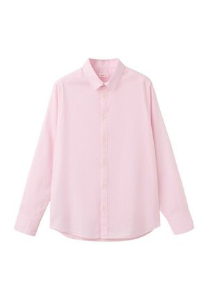 Camicia rosa chiaro a maniche lunghe con bottoni frontali, collo appuntito e orlo leggermente curvo.