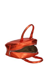 Borsa a tracolla metallica arancione con due manici, forma rettangolare e chiusura con cerniera. Interno foderato con un colore in contrasto.