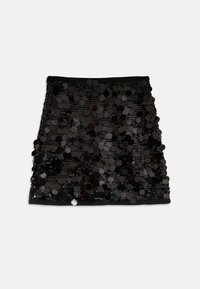 Melns spīdīgs miniskirts ar pieguļošu dizainu, pārklāts ar apaļiem spīdumiem, kas atspoguļo gaismu, ar cietu jostas vietu un strukturētu virsmu.
