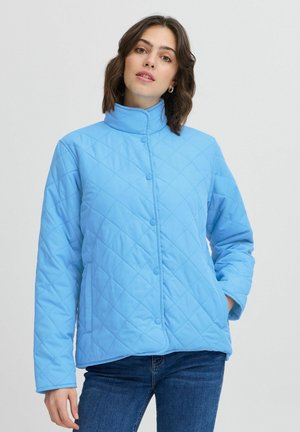 Giacca trapuntata azzurro chiaro con colletto alto, bottoni a scatto e tasche laterali, caratterizzata da una texture liscia e un motivo rettangolare.