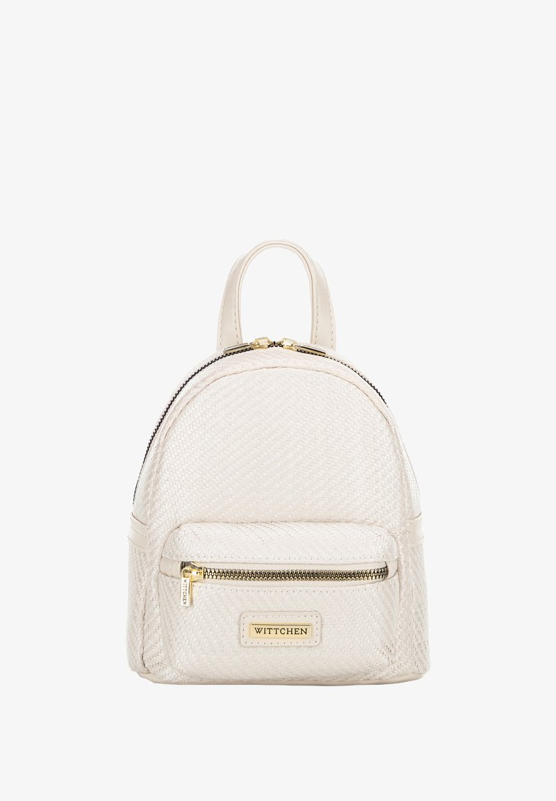 Texturovaný bílý batoh kulatého tvaru s horním uchem, zlatými kovovými doplňky a přední kapsou na zip. Značková nálepka viditelná vpředu.