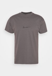 T-shirt a maniche corte in cotone grigio scuro con scollo rotondo e un piccolo dettaglio firmato nero sul petto. Vestibilità casual e superficie liscia.