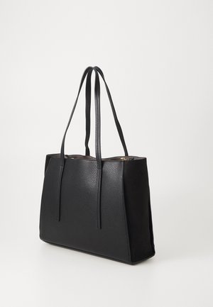 Schwarze Ledertasche mit zwei langen Schulterriemen und einer strukturierten Oberfläche, aufrecht stehend auf einem schlichten hellen Hintergrund.