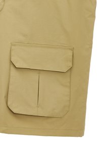 Pantaloni corti utility khaki con una grande tasca cargo frontale. Realizzati in tessuto liscio, presentano una chiusura a patta piegata e una piccola fessura verticale.