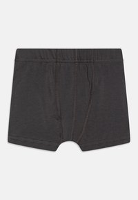 Grå bomullsboxershorts med mjuk textur, en elastisk midja och sydda detaljer längs sömmarna och fram.