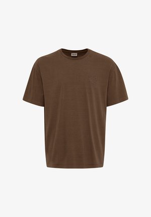 Brązowa bawełniana koszulka z okrągłym dekoltem, krótkim rękawem i małym wytłaczanym okrągłym logo po lewej stronie klatki piersiowej. Prosty design.