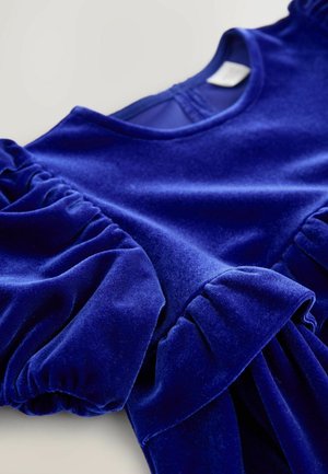 Fluwelen jurk in diepblauw, met opgeblazen mouwen en gerufelde accenten. Gladde textuur met een aansluitend lijfje en een zwierige rok.