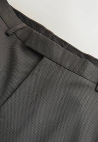 Pantaloni gri cu un model, fabricați dintr-un material texturat. Au un talie dreaptă și detalii de cusătură în contrast.