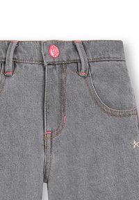 Jeans de mezclilla gris con costuras y herrajes en rosa; presenta un acento de estrella cerca del bolsillo y un diseño estándar de cinco bolsillos.