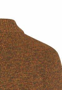 Strikket sweater med høj krave, der har en blanding af brune, orange og grønne nuancer, og viser et struktureret, ribbet mønster.