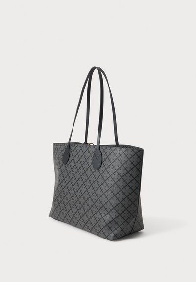 Sac cabas gris avec motif en croisillons noirs et deux longues anses noires sur un fond neutre.