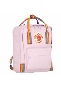 Mochila rosa claro com forma retangular, apresentando alças coloridas em arco-íris e um bolso frontal. Exibe um logótipo circular com uma raposa vermelha.