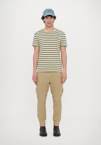 Polo Ralph Lauren CUSTOM SLIM FIT STRIPED JERSEY T-SHIRT - Μπλουζάκι με στάμπα - wicket yellow/old royal